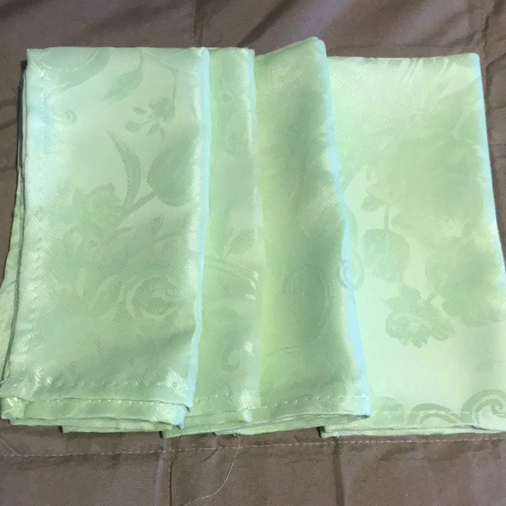 4 Elegant Floral Patterned Napkins